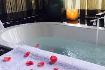 杭州水疗池中的失重冥想：当身体学会漂浮